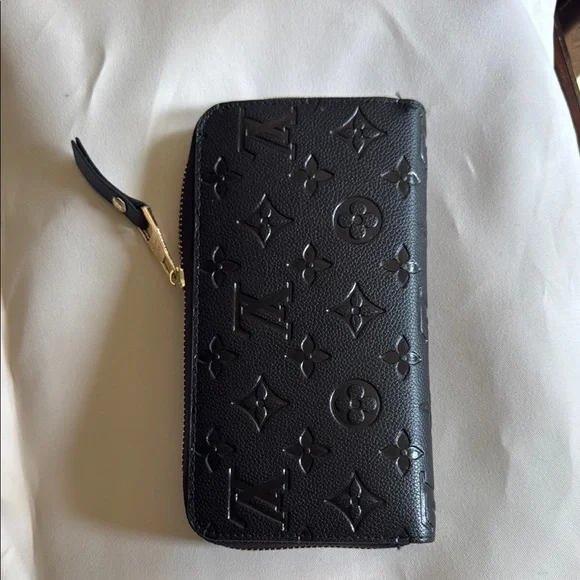 Black Crossbody Bag with Gold Chain + wallet - Picture 8 of 10